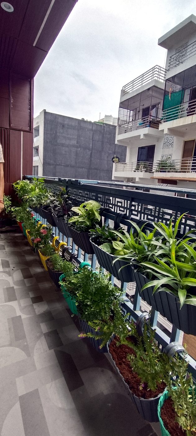 Rooftop railing planters